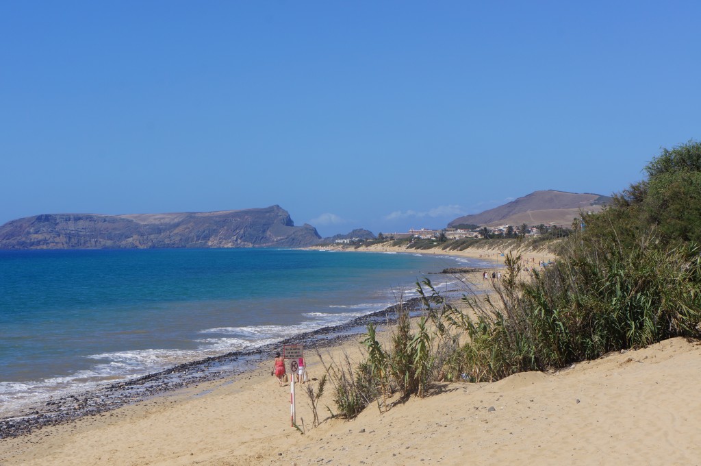 der Strand zieht sich Vila Baleira bis zur Ponta da Calheta